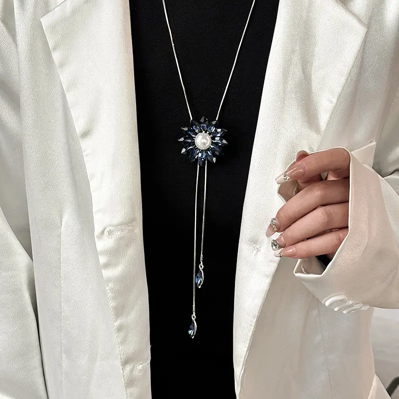 464 blue flower necklace