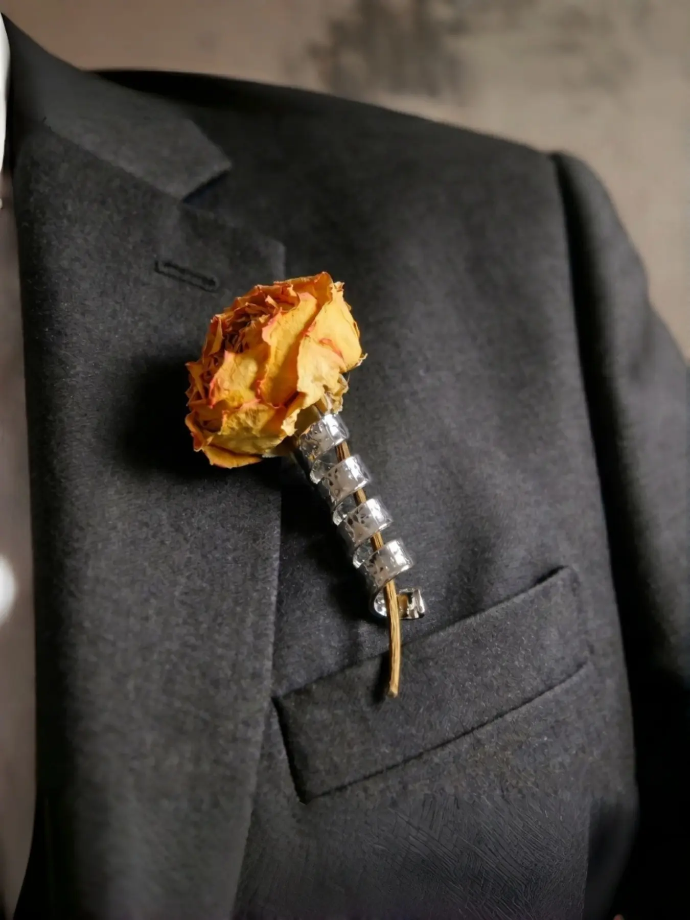 Creative Floral Spiral Brooch, Unique Metal Pin for Blazers and Coats, Dry Flower Accessory, Gift for Friends and Girlfriends