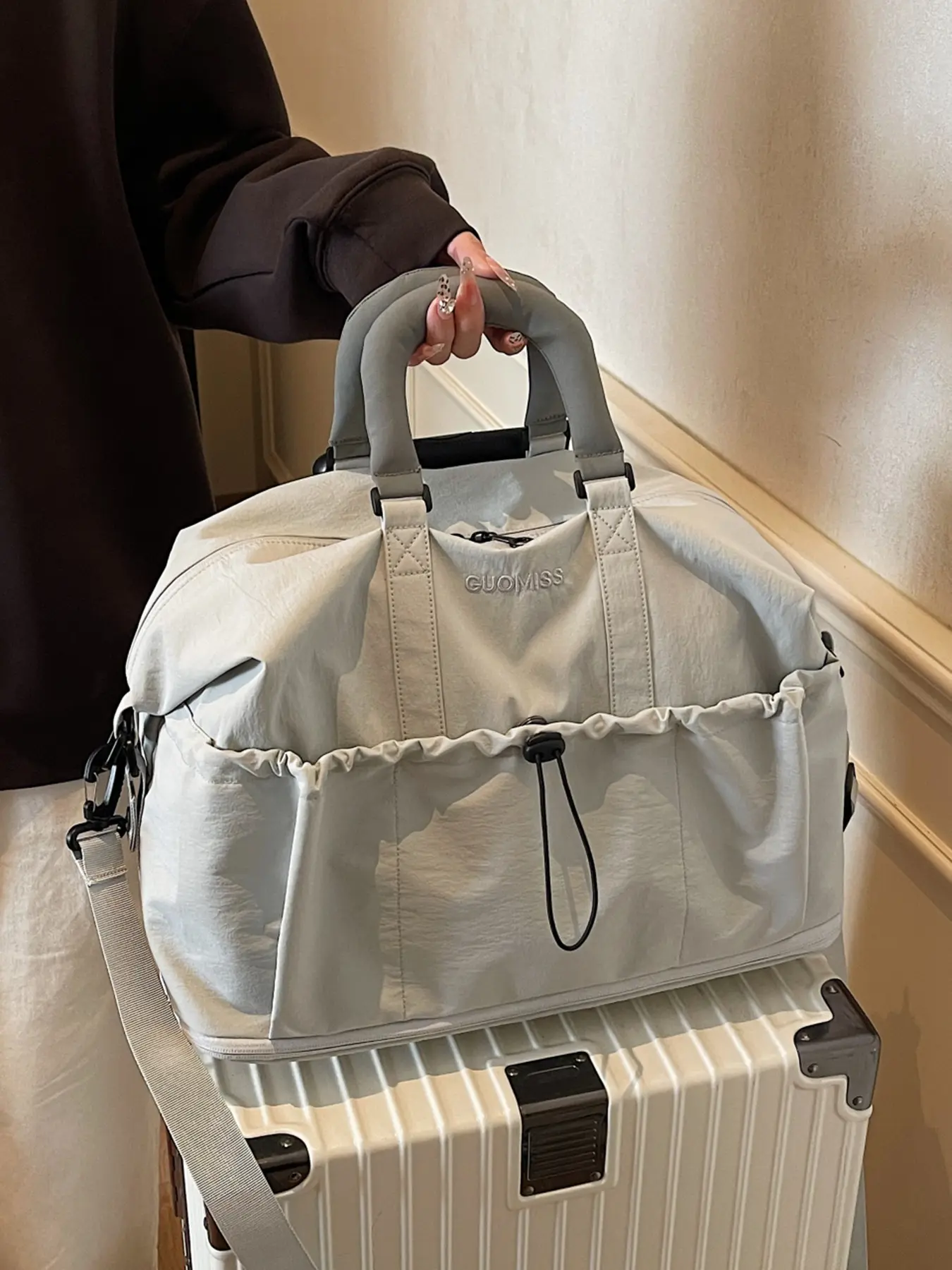 Relaxed Style Simple Casual Fashion Handbag, Featuring an External Pocket and Drawstring Design, Retro Elegant Large Capacity Crossbody Bag, Compatible with Luggage Handles, Ideal for Short Trips, Gym, and Commuting, Casual Shoulder Bag