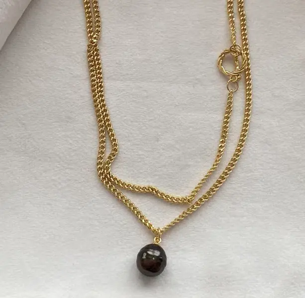 N30011 Single‑stone Tahitian pearl necklace with gold‑toned alloy OT‑style clasp