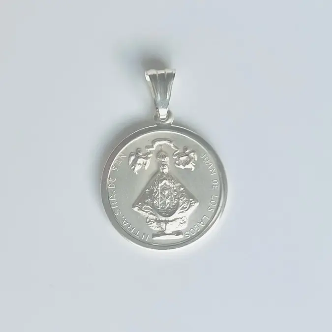 Hermosa medalla de la Virgen San Juan de Los Lagos 1 1/2” Plata mexicana 925