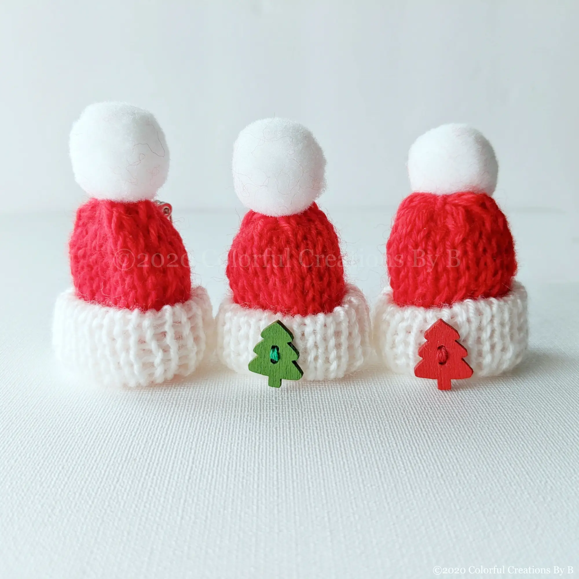4LittleBearsGroup Mini Woolen Knitted Santa Hat with Brooch Pin or Tree Shape Wood Button Good for Christmas Holiday Gift Mini Beanie