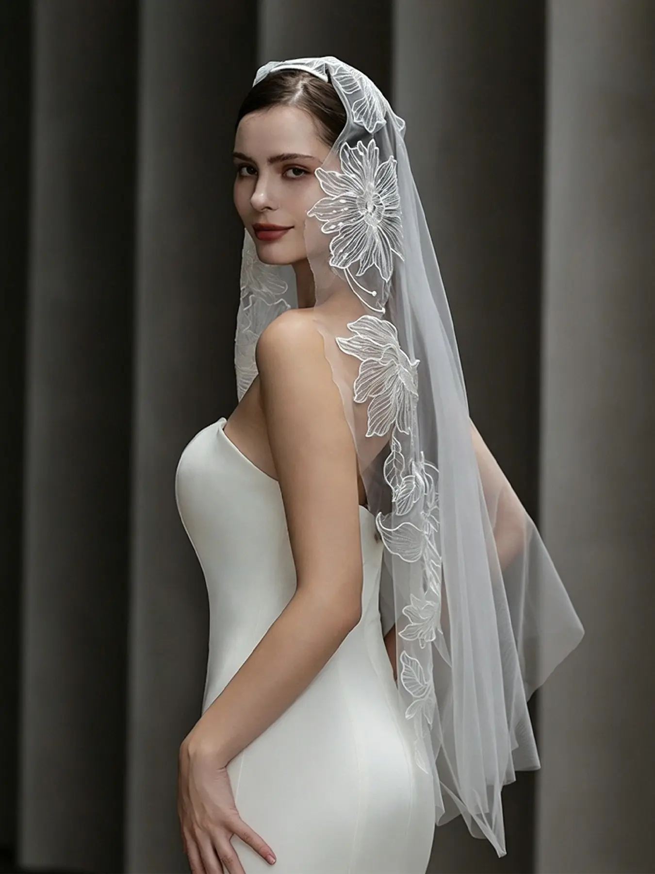 Elegant Floral Lace Wedding Veil 100x130cm, Single Layer Sheer Bride Veil with Large Flower Embroidery, Perfect for Weddings and Events