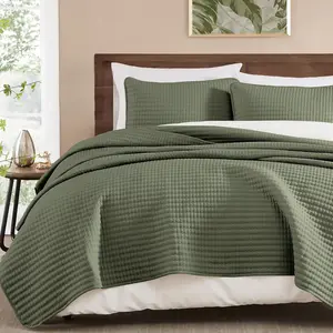 WRENSONGE Queen Quilt-3 Pieces Lightweight Bedspreads Olive Green Queen Size Quilt Bedding Set for All Seasons, Soft Summer Coverlet with 2 Pillow Shams Suitable for Bed & Couch