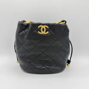Pre-owned CHANEL leather Toiletry Bags Entwined Chain Top Handle Drawstring Bucket Bag Quilted Shiny Lambskin Small