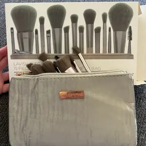 BH Cosmetics 15-Piece Brush Set with Cosmetic Bag for Makeup Application Ideal for Enthusiasts and Makeup Lovers Comprehensive Set for Various Needs