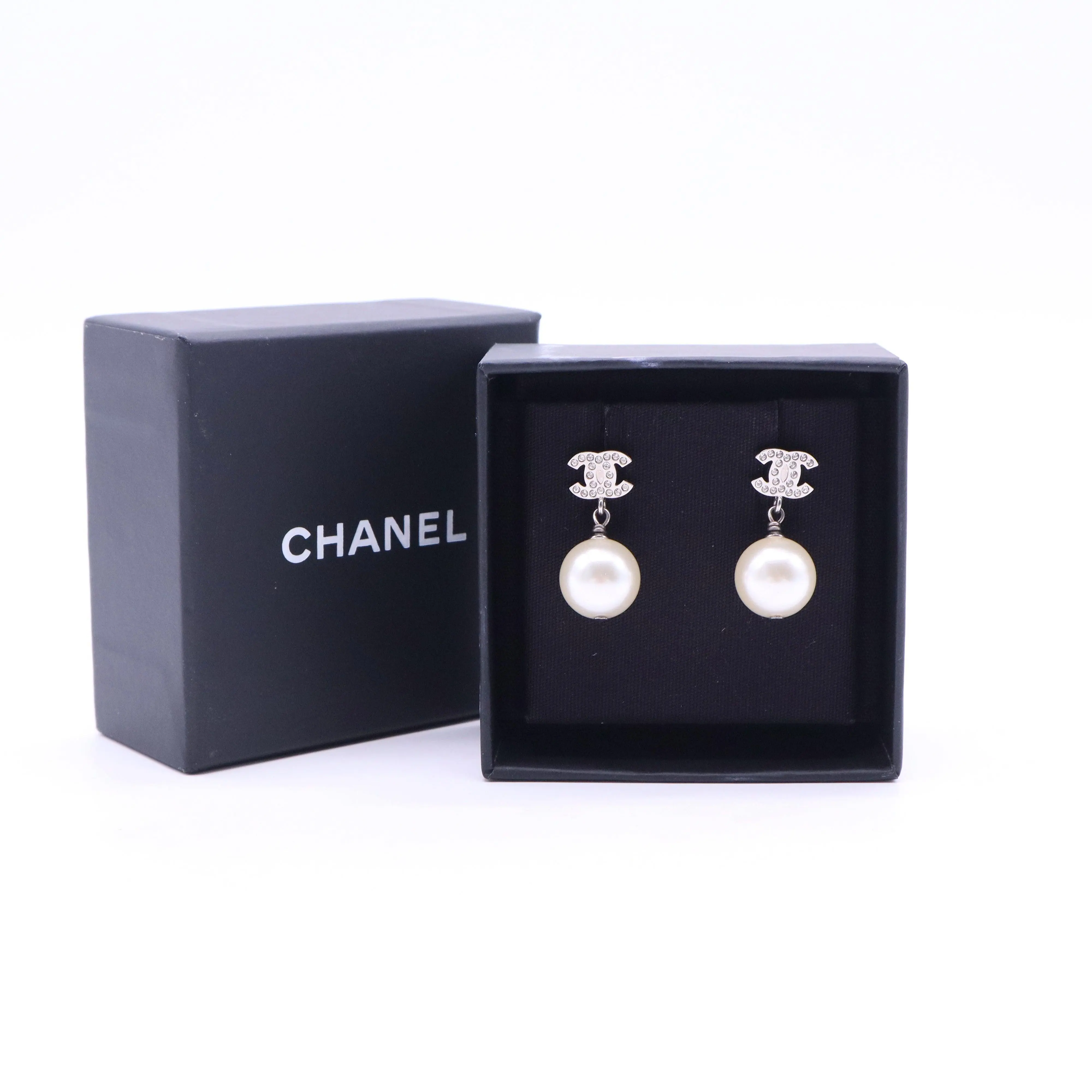 Pre-owned CC Jewelry in White Pearl W20321