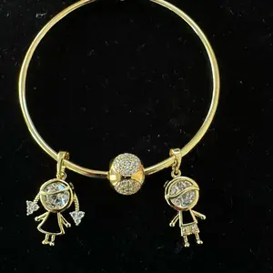 Bangle con dijes Bangle con dijes