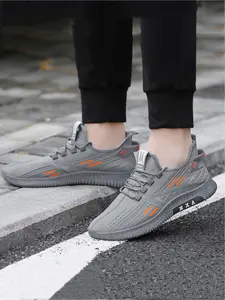 Men's casual sports shoes are made of lightweight and comfortable materials that fit the foot shape. The thick sole provides stable support and is suitable for daily commuting, outdoor leisure, running, fitness, hiking, and other leisure sports scenes