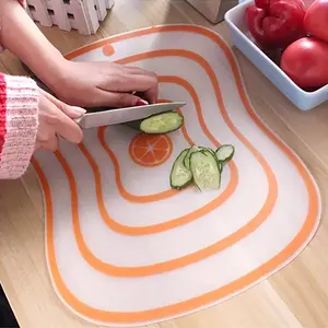 2pcs Random Color Portable Outdoor Board, Flexible Plastic Chopping Board with Non-Slip Base for Vegetables and Meat, Transparent BBQ Utensil, Outdoor Cooking, Bbq Accessory, Compact Board, Portable Design, Sturdy Construction