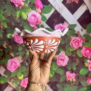 Relieve Cazuelita 500ml -color terracota blanco  Product in Focus with Floral Background Description Kitchen Utensils Handmade 1 Mediano