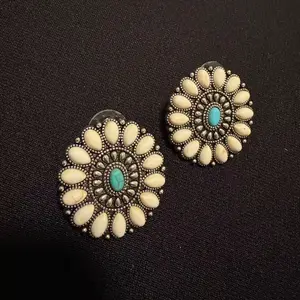 Vintage Ivory & Turquoise Floral Stud Earrings -070