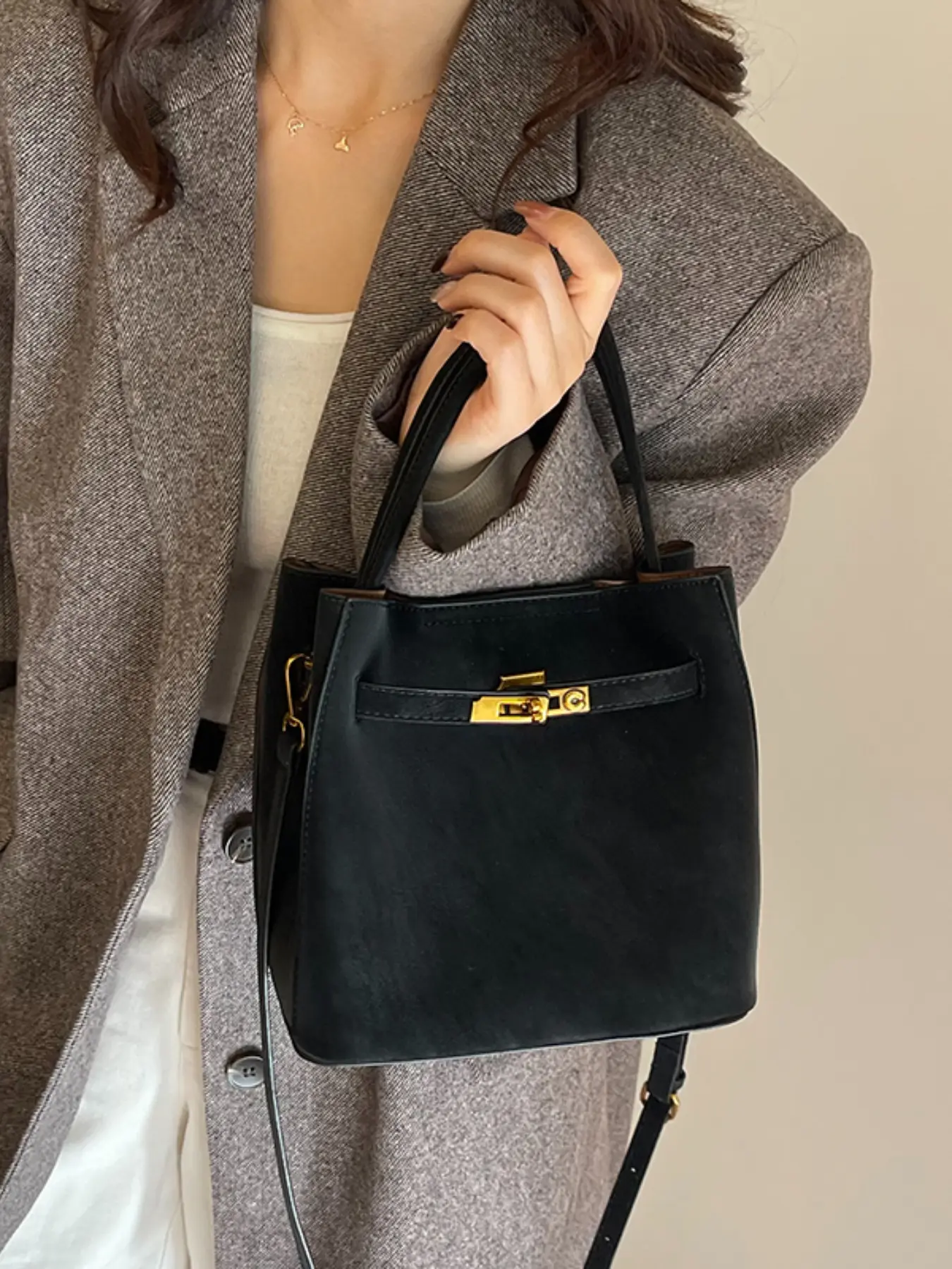 New High-Value Fashion Retro French Bucket Bag, Stylish Crossbody Shoulder Bag for Commuting, Versatile Handbag for Daily Use, Fashionable Shoulder Bag