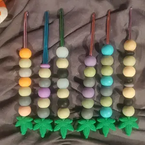 420 Crochet Hooks with Colorful Beads and Leaf Tips for Crafting