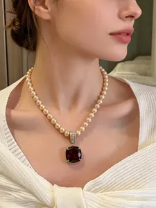 A vintage vintage vintage champagne colored pearl necklace, paired with a carved pendant and a deep brown square main stone, suitable for vintage dressing, dinners, or daily styling to enhance refinement.
