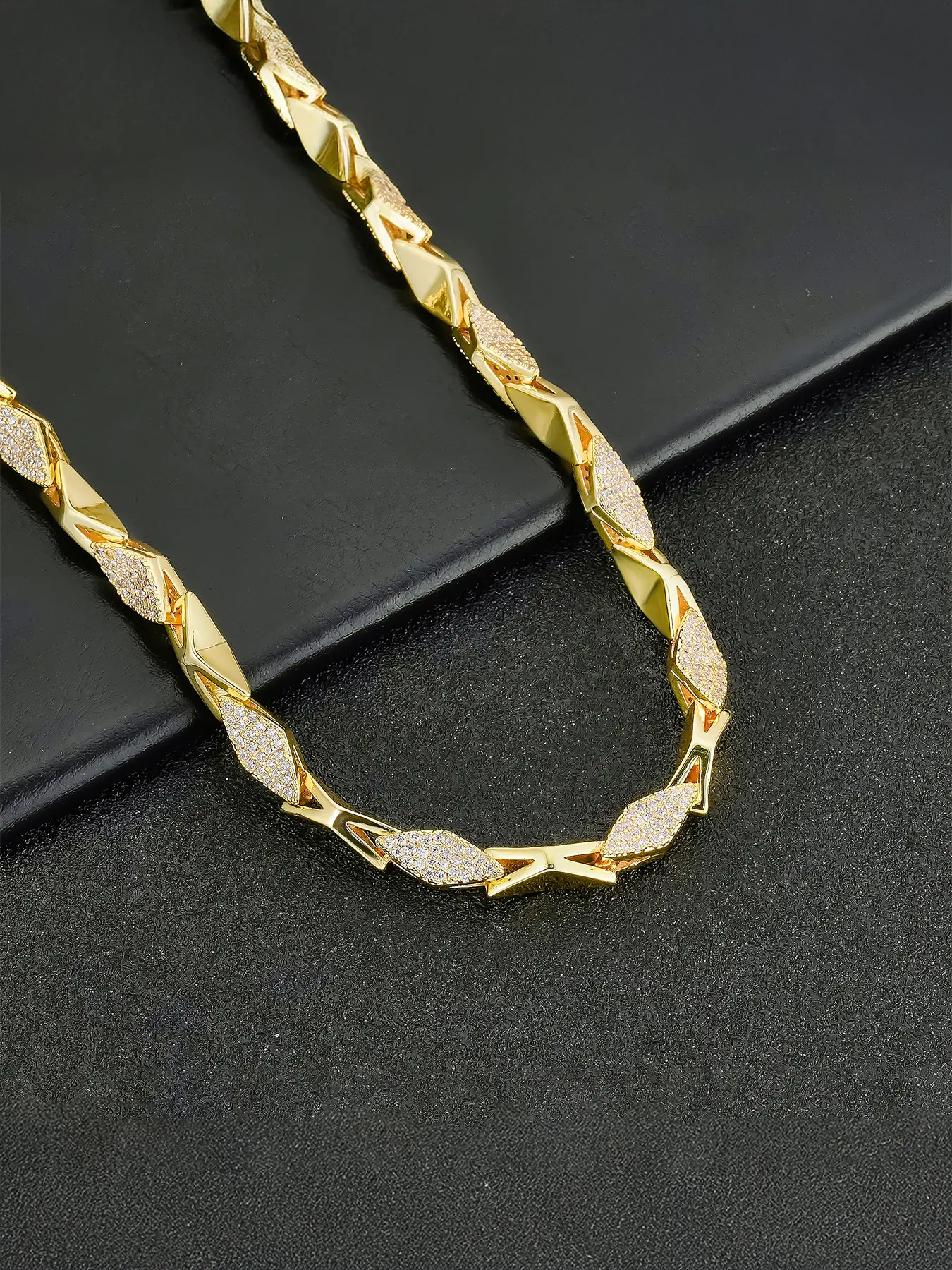 1PC ICED CHICS diamond-shaped snake bone chain, hip-hop and cool street style, Streetwear Statement Jewelry, copper inlaid with zircon material, stable coating, suitable for daily wear, Iced Out Jewelry