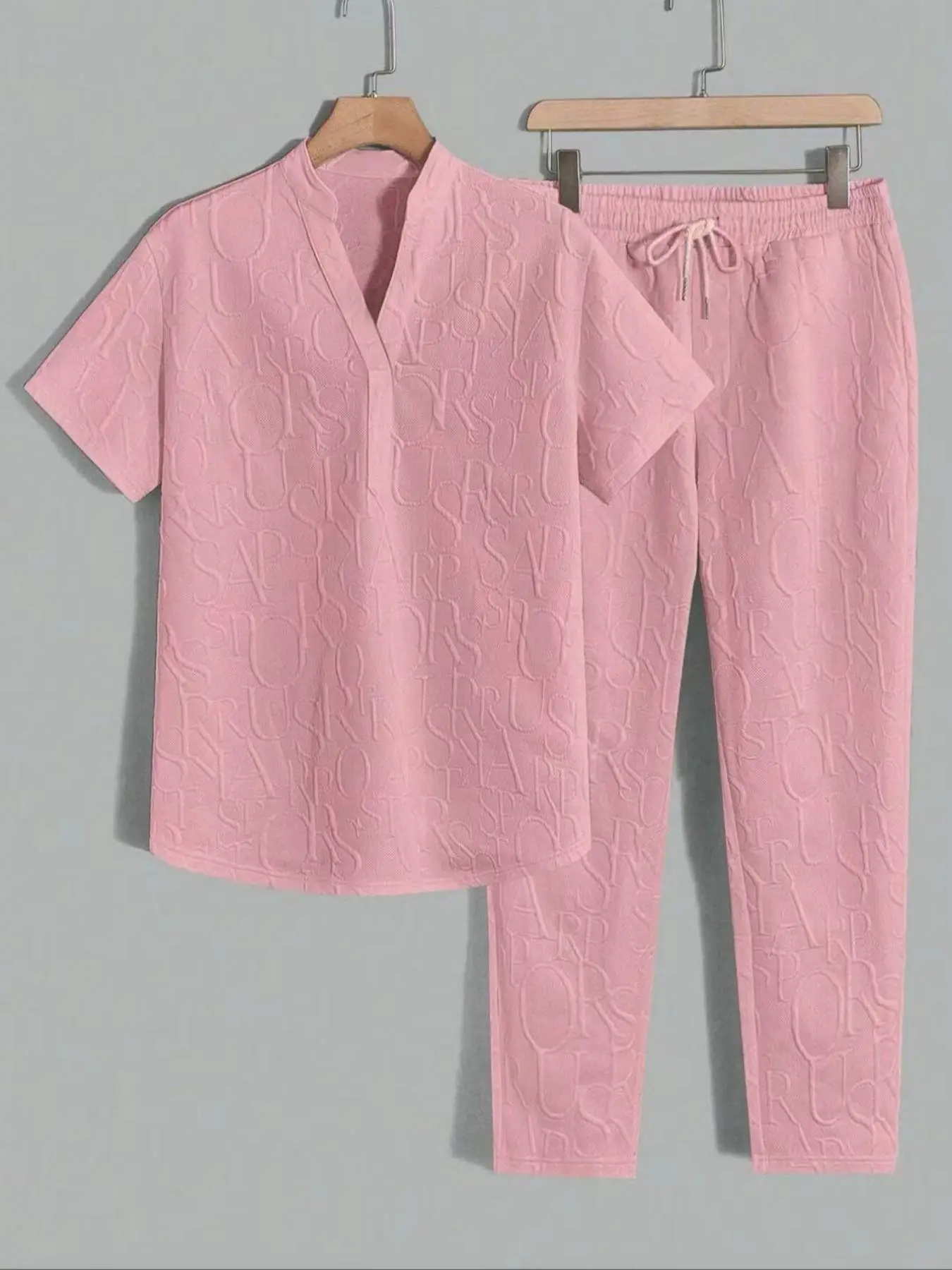 Two-piece Set Men's Textured Letter Embossed Tee & Drawstring Waist Pants, Regular Fit Casual Short Sleeve Notched Neck Top & Elastic Waist Trousers,