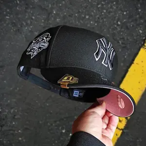 Black New Era 9FORTY New York Yankees Adjustable Baseball Cap – Pink Outline NY Logo, Pink Undervisor & World Series Side Patch, Premium MLB Streetwear Hat, Limited Edition 2026 Urban Streetwear Gorra premium, ideal para destacr tu estilo en TikTok.