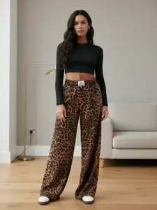 A women's casual wide-leg floor-grazing trousers with a leopard print on a yellow base, suitable for autumn and winter, and ideal for home wear, indoor activities and outdoor outfits Womenswear