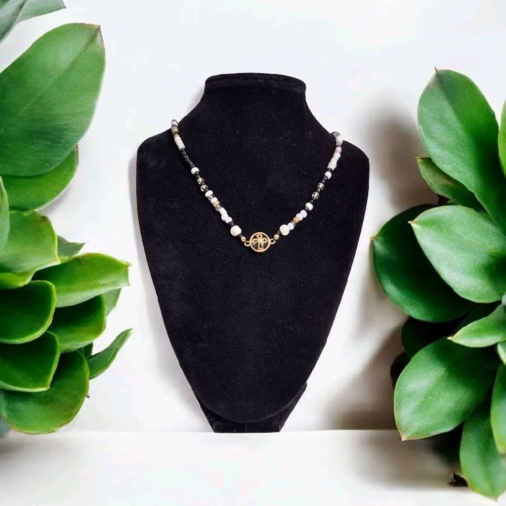 Crystal Glass Choker Necklace with Elegant Beaded Design and Gold-Tone Centerpiece for Stylish Outfits