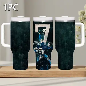 1pc 40oz large-capacity insulated cup with a handle, featuring a Cristiano Ronaldo theme overhead kick pattern, showcases the two classic moments of Ronaldo's overhead kick and his shout in celebration. It is suitable for football fans to collect and use