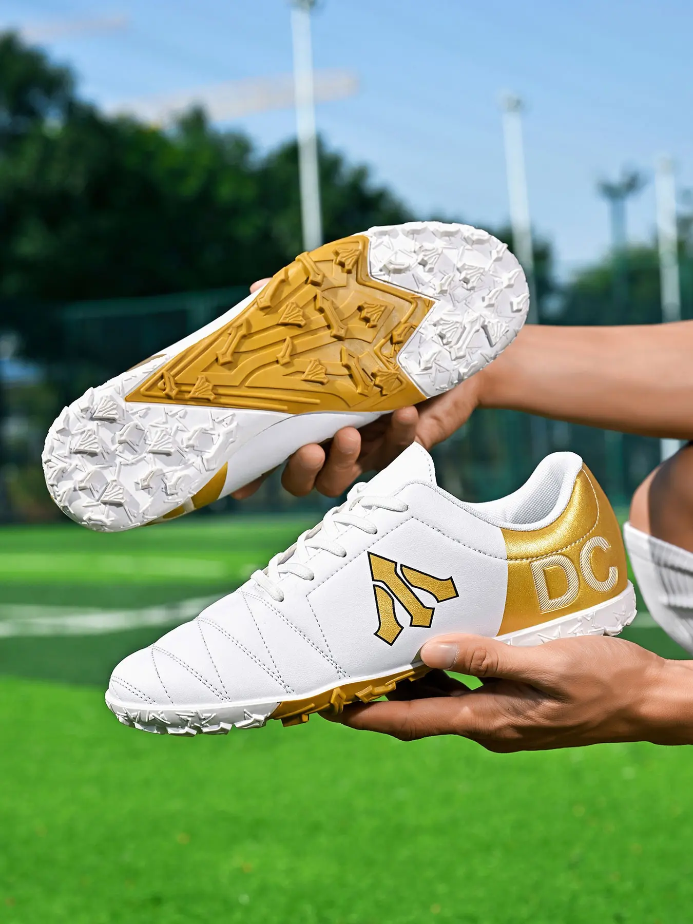 1 Pair Unisex Soccer Shoes | Football Boots | Football Field Boots | Soccer Cleats | Non-Slip | Breathable | Lightweight | Shock-Absorbing | Wear-Resistant | Stylish Stripe | Ideal for Soccer, Training, Outdoor Sports, Daily Casual