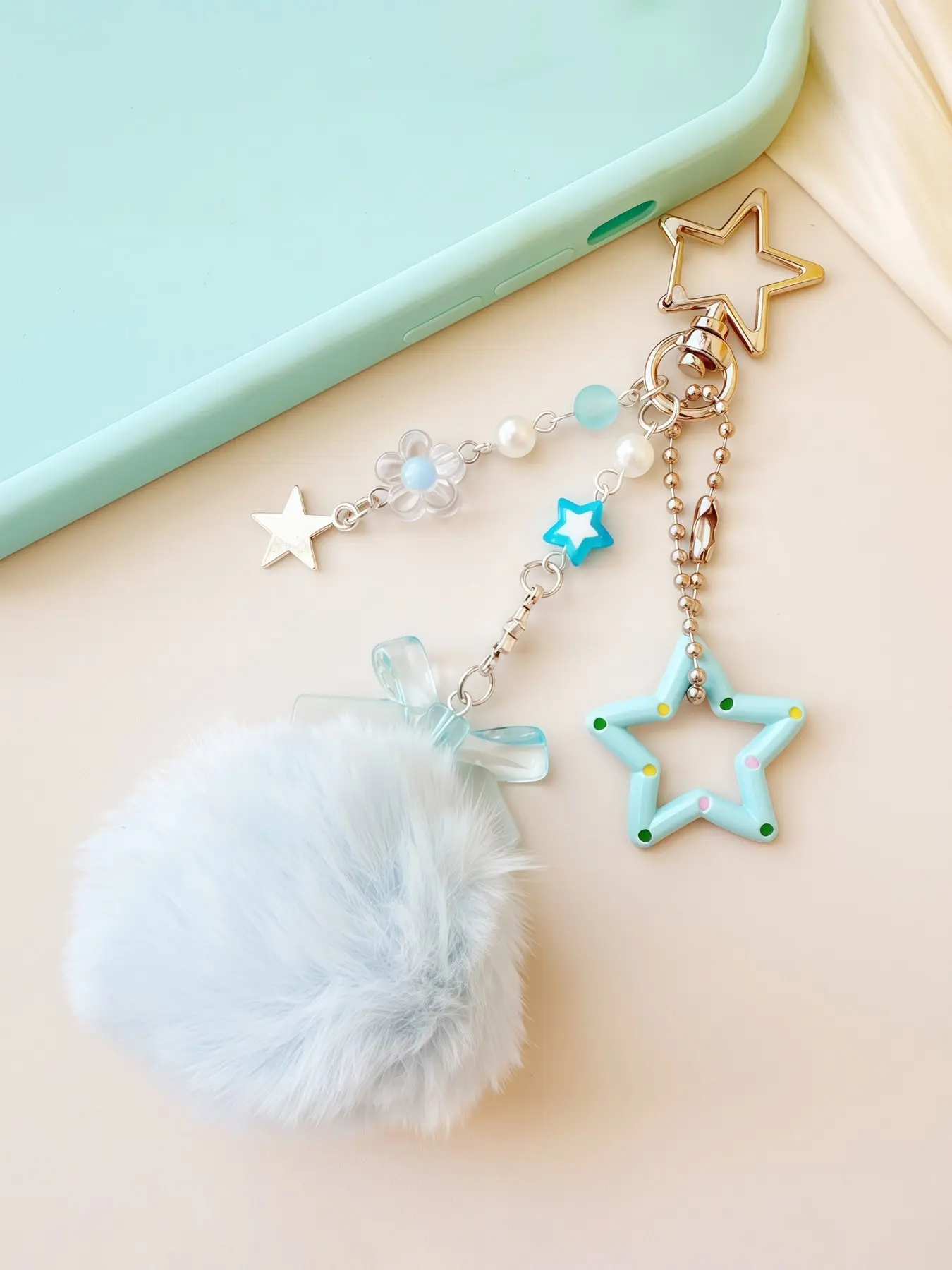 Cute And Elegant Star Hair Ball Keychain - Sweet Style, With Soft Hair Balls Paired With Mini Beads Of Star Flowers. The Star Mountaineering Buckle Is Designed To Hang Bags/Keys/Backpacks, Making It The Perfect Gift Pendant For Friends.