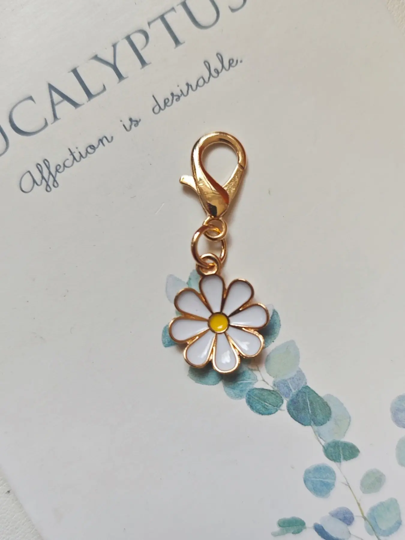 Dainty Daisy Flower Keychain, Enamel Bag Charm with Gold Clasp, Cute Minimalist Decoration for Backpack Purse, Perfect Accessory for Flower Lovers, Keychain Charms, Key Chain Decorations