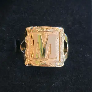Anillo Iniciales en  10k de Oro con Diseño Elegante para Mujer y Hombre