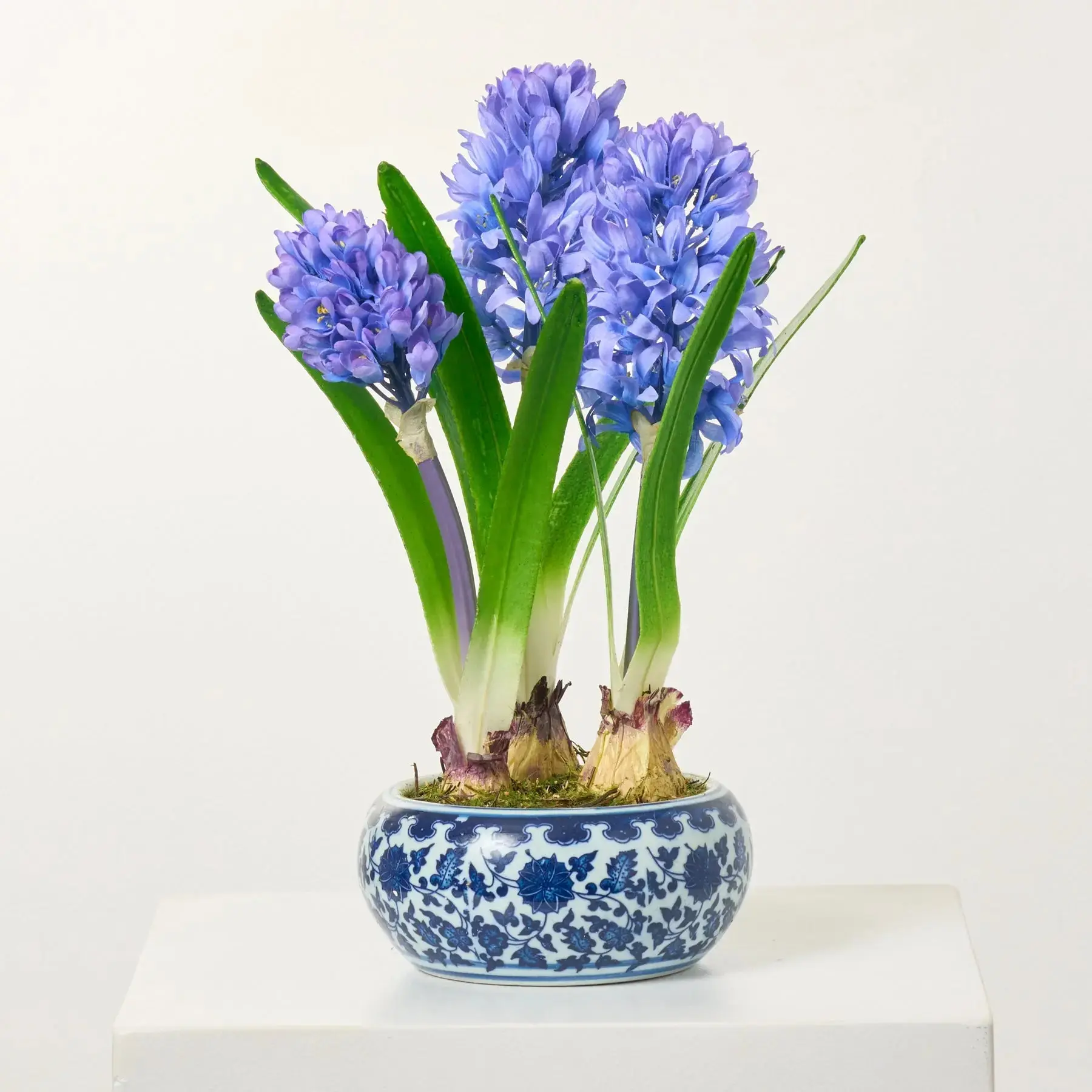 Lifelike Violet-Blue Artificial Hyacinth Bulb Houseplant in Blue-White Chinoiserie Pot, Never Fades Home Decor Accessory, Plant Decor for Indoor Arrangement, Lifelike Hyacinth Bulbs