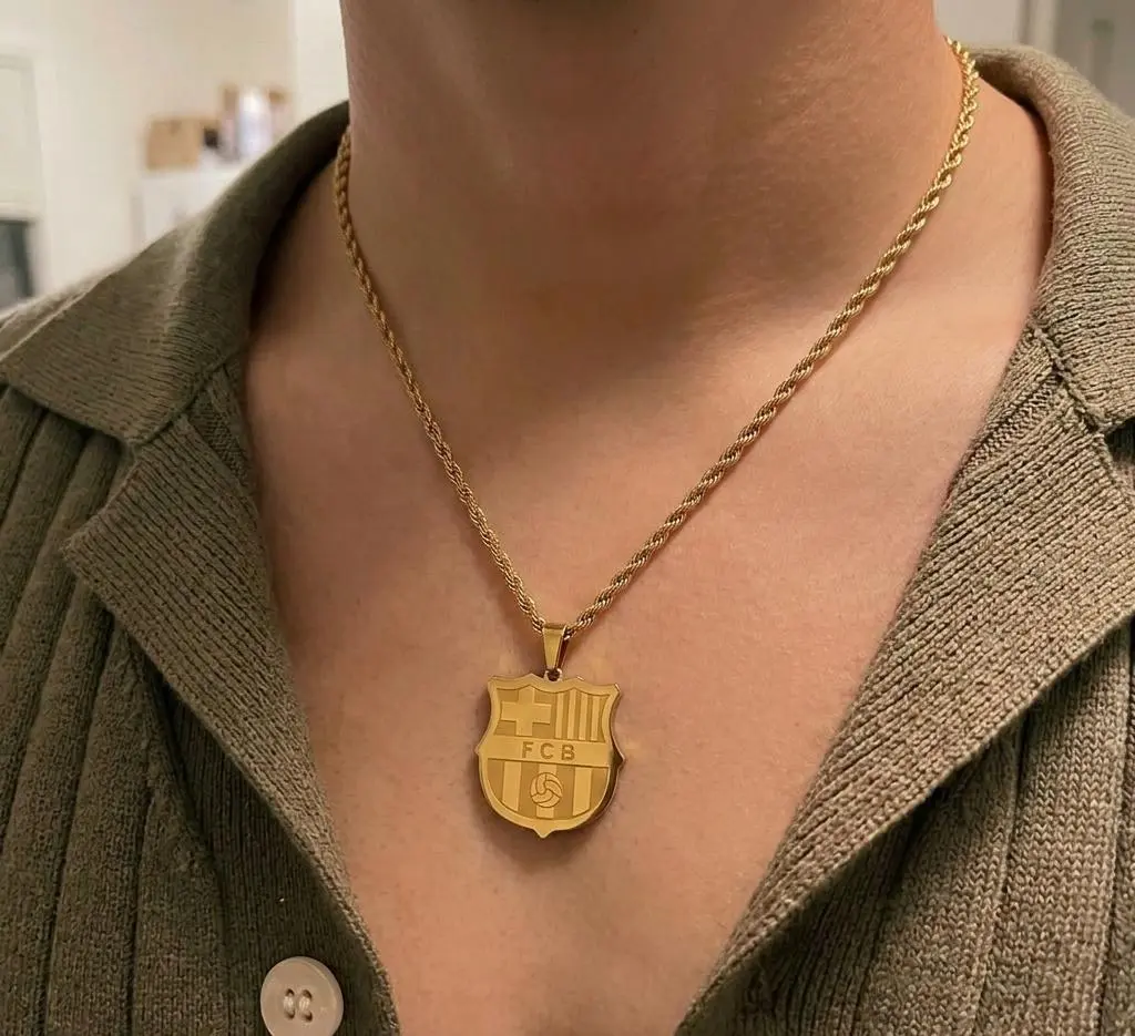 Collar con dije de futbol, para un look elegante.