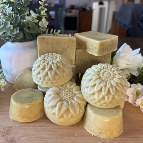 Jabón de SABILA, avena, manzanilla y miel (aloe Vera) - Natural Ingredients for Skincare & Comfort