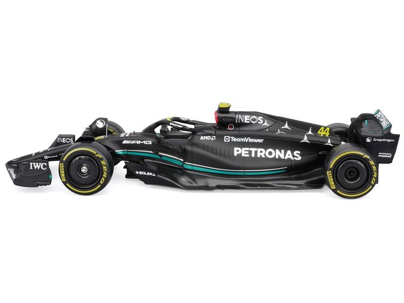 Bburago 1:24 AMG Petronas Formula 1 Team Mercedes-AMG F1 W14 E Performance #44 Lewis Hamilton with Driver Figure