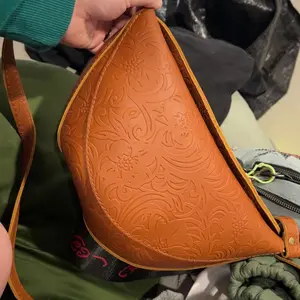 Portland Leather Koala Sling Bag – Premium Leather Crossbody Shoulder Bag for Travel & Everyday Carry – Adjustable Strap, Magnetic Closure