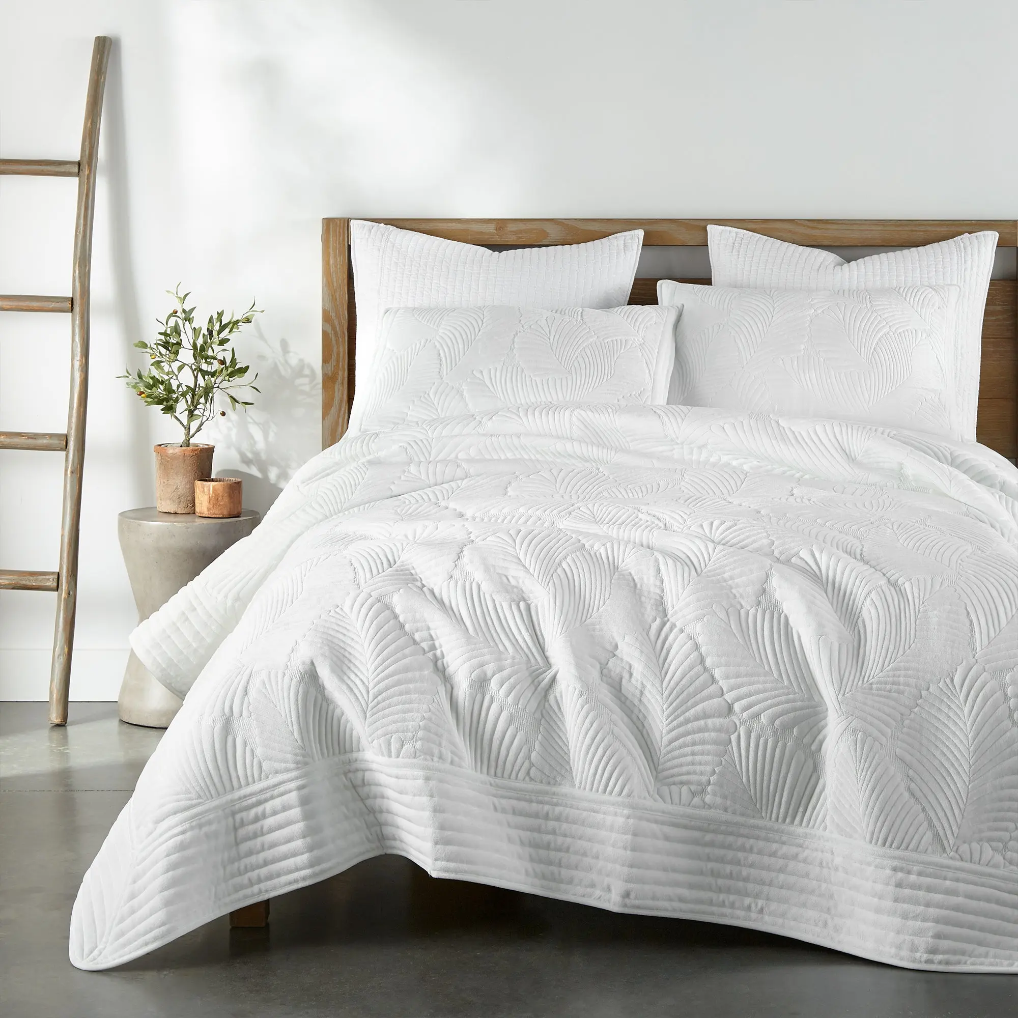 BH Belgrade White Velvet Quilt Bedspread Set, Luxury Bedroom Textile Bedding Collection