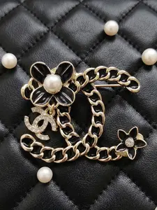 Women's Luxury CC Letter Brooch, Enamel Chain + Camellia Pearl Pendant, Elegant Accessory for Collars, Hats, Scarves, Chokers, Bags