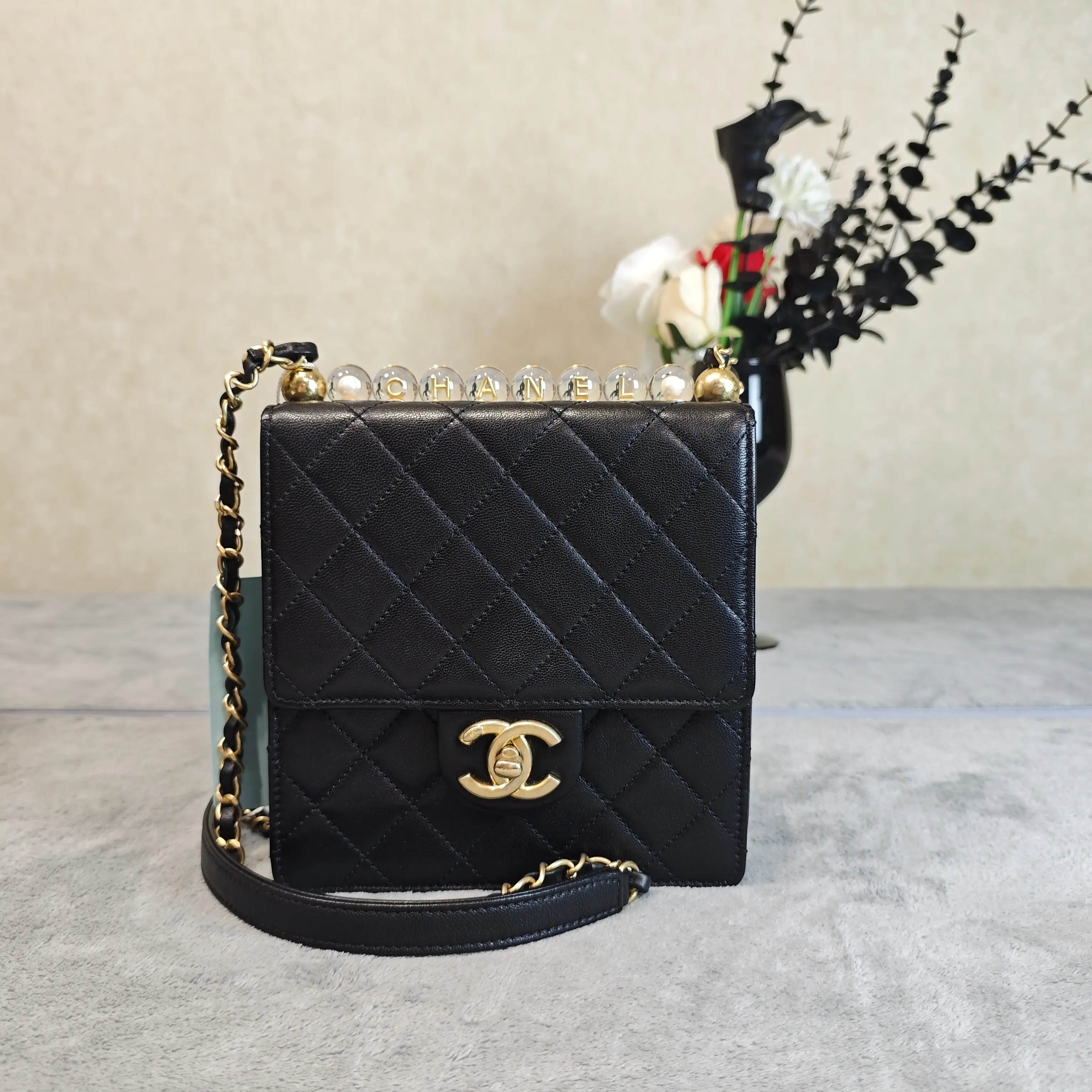 Pre-owned CHANEL leather Crossbody Bags Pearl Logo Top Handle Square Quilted Lambskin Mini Flap Bag Gold Hardware 001278