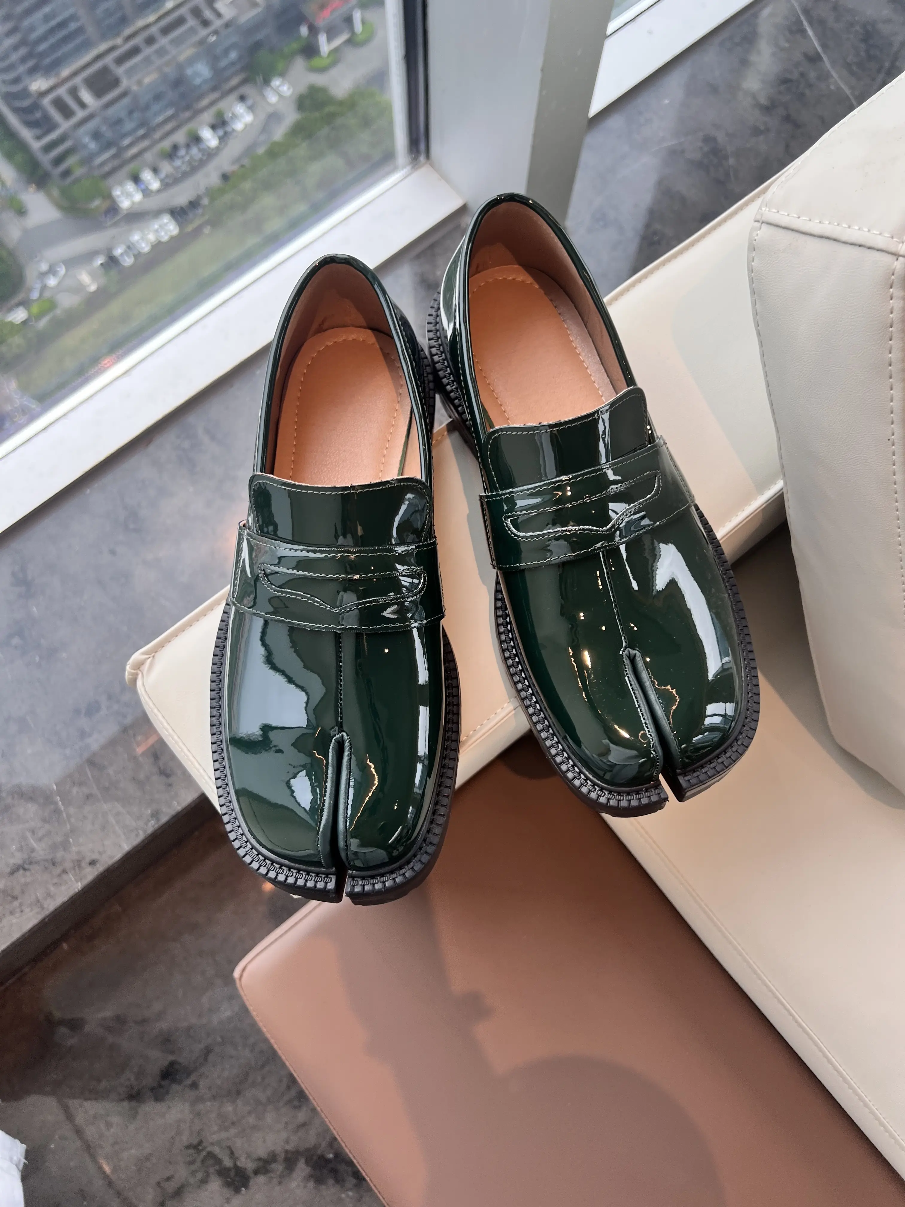 Unisex Split Toe Loafers, Vintage PU Leather Ankle Shoes in Plain Emerald Green, Streetwear Slip-On with Thick Non-Slip Sole, 45-Us11
