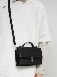 1pc Men's single shoulder crossbody bag, Minimalist shoulder bag, with solid color flip design and hardware lock buckle, simple, casual, versatile, suitable for daily commuting, dining, shopping