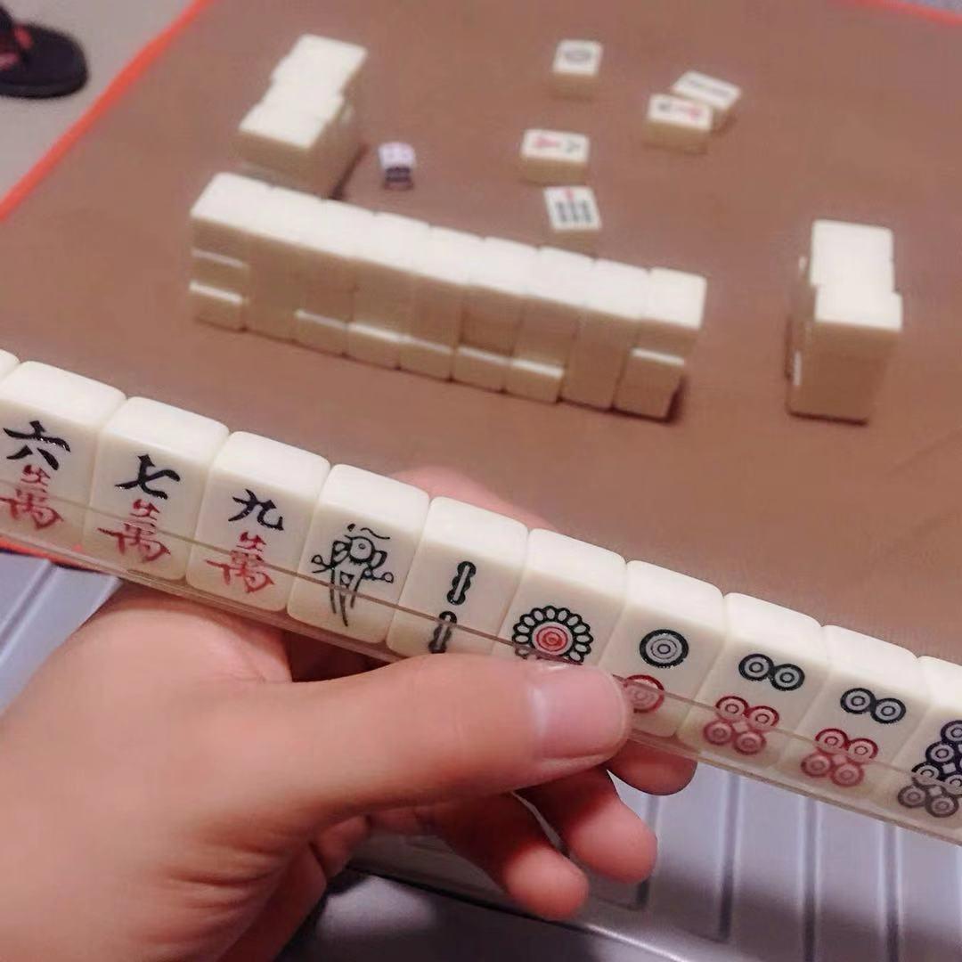 Mini Mahjong Set  Waterproof Majiang with Portable Travel Handbag ,Suitable for party multiplayer games, puzzle combination games and family gatherings. Melamine material, a total of 144, each size of 0.94 inches (24 mm), simple and happy