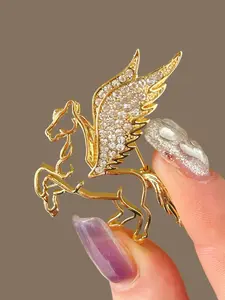 1 gorgeous and luxurious rhinestone soaring winged horse brooch, a noble ladies' shopping party style chest accessory, suitable for pairing with formal attire and attending fashion accessories