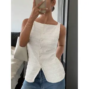 Women’s square-neck, open plaid buttonless sleeveless textured shirt with horizontal stripes; fitted top with a cinched waist; minimalist vintage office shirt for commuting; simple women’s top suitable for spring, summer, and autumn.