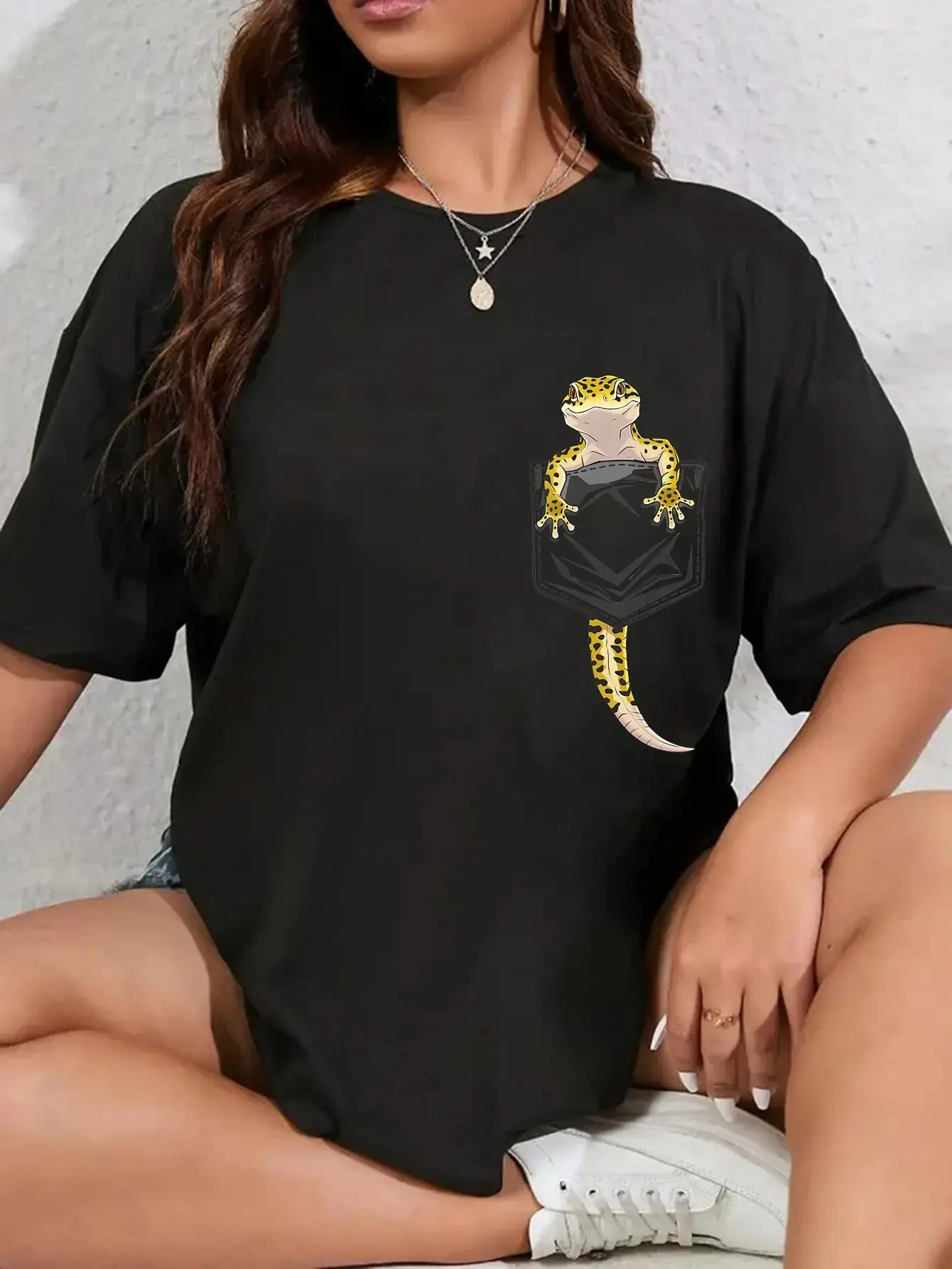 Adorable pocket leopard gecko reptile graphic, lightweight 100% cotton unisex tee ideal for summer holiday outdoor trips, cute lizard lover casual short sleeve shirt for men women summer vibe perfect reptile themed gift daily wear obersized retro cutting