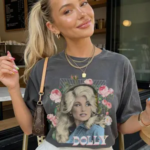 DOLLY PARTON Shirt / Retro Tee / 80s Country Music Shirt / Concert t-shirt /Comfort Colors®, Trendy Looks, Stay Ahead of the Curve, Layer-Friendly, Works in Any Weather