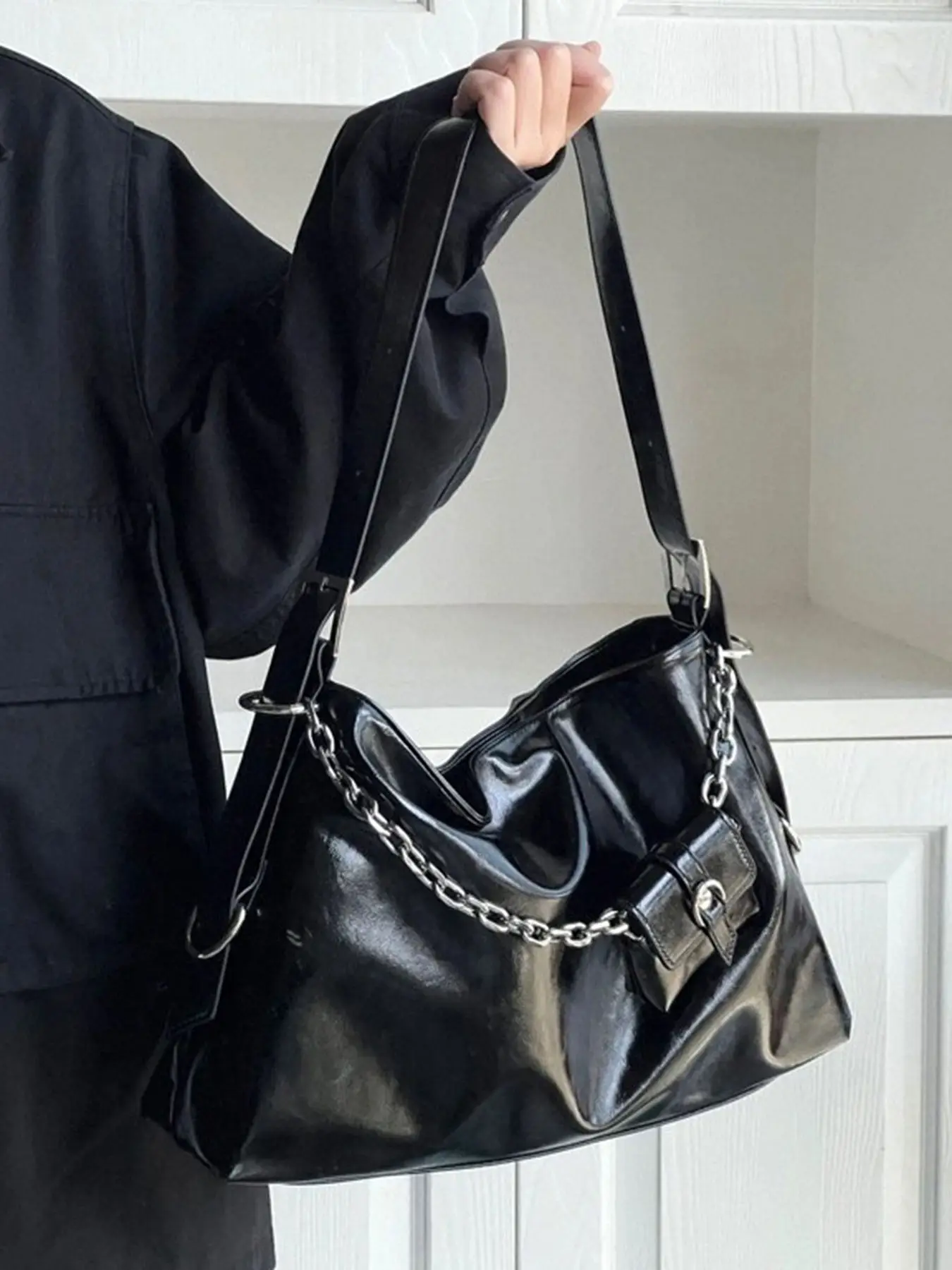 Metal chain one-shoulder underarm tote bag, street style one-shoulder bag, niche design suitable for daily commuting, Trendy Commuting Bag, Crossbody Chain Bag, Fashionable Crossbody Bag, Crossbody With Chain