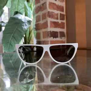 Pre-owned LOEWE LW40050I White Acetate Cat Eye Sunglasses