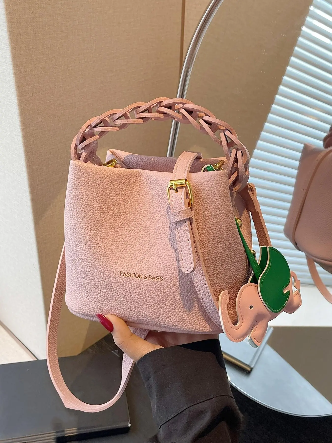 Minimalist versatile design bucket bag shoulder crossbody, white handbag with exquisite elephant pendant, zipper design multi-color women's handbag crossbody bag, Fashionable Purse, Casual Trendy Purses, Casual Crossbody Bags