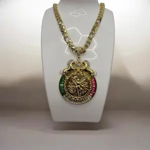 Cadena de oro laminado 24” aproximadamente con medallones centenario