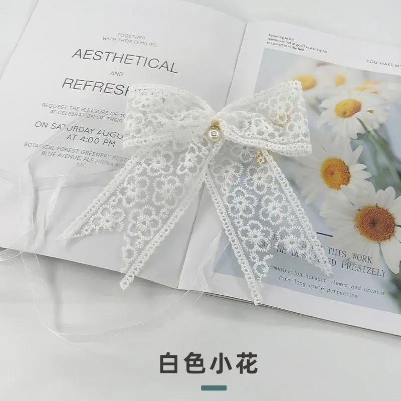 Small white flower / One