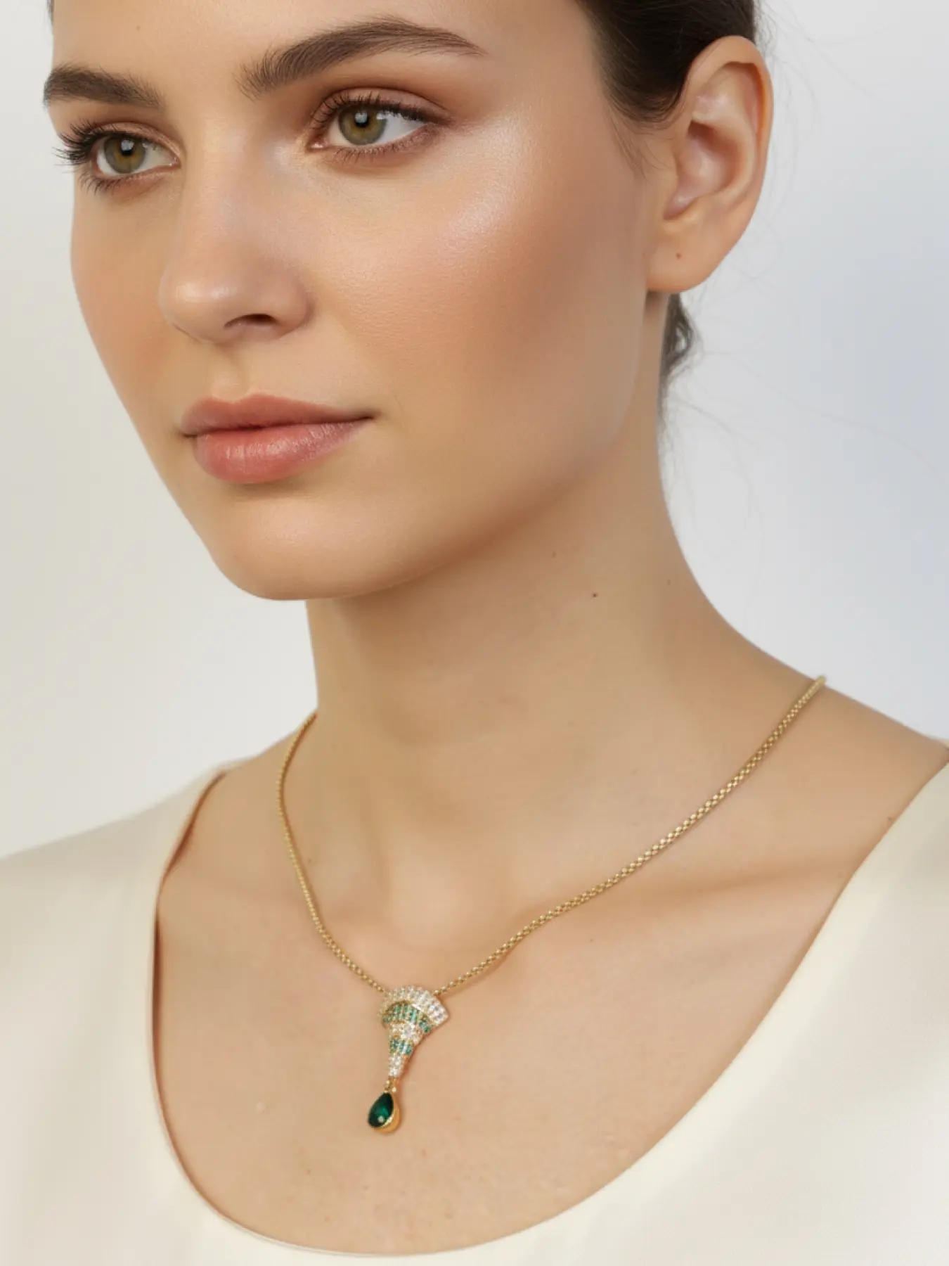 A light luxury fan shaped emerald pendant gold necklace, set with diamond fan-shaped pendant, water droplet shaped emerald pendant, Bling Pendant, suitable for daily commuting, dating, light business